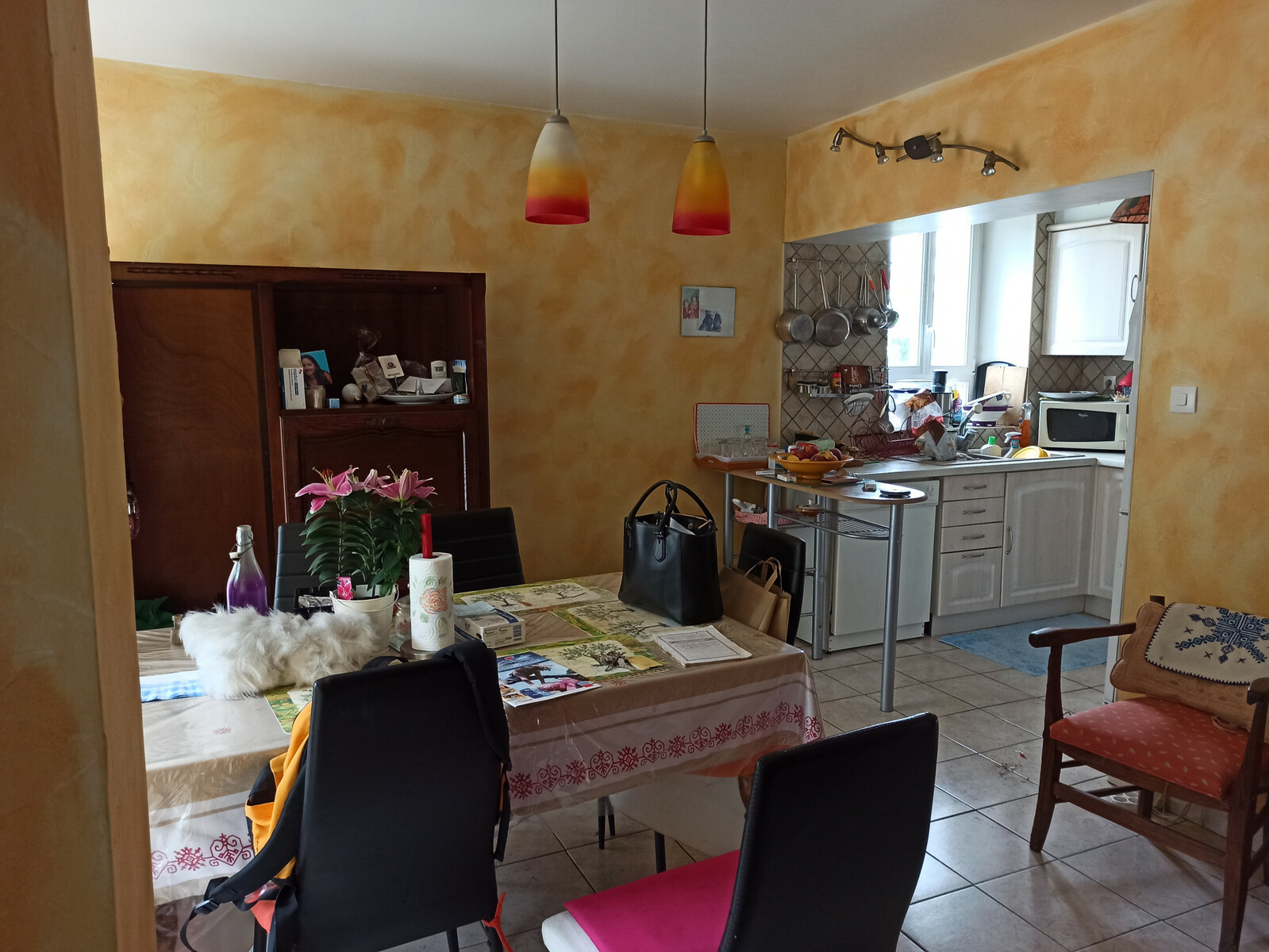 avant le salon comporte des murs jaunes avec décoration vieillissante