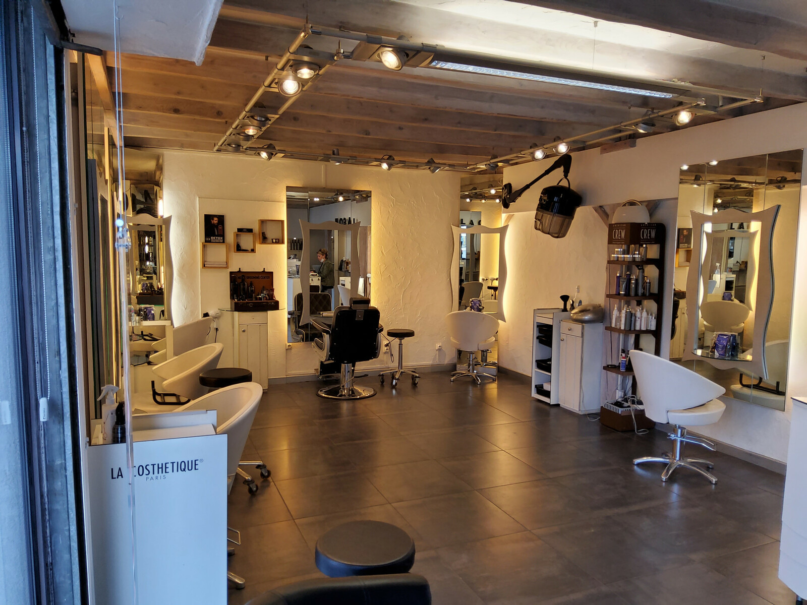 avant le salon de coiffure a des murs blancs et parait sombre