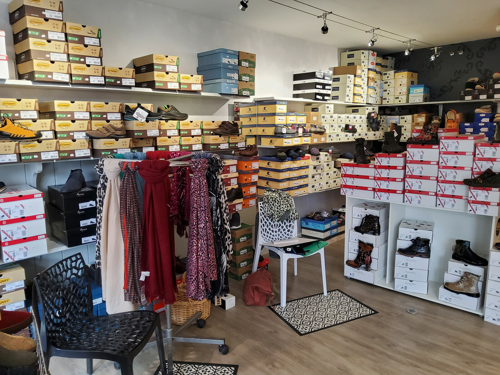 avant, le magasin est fouillis avec les boites de chaussures apparentes