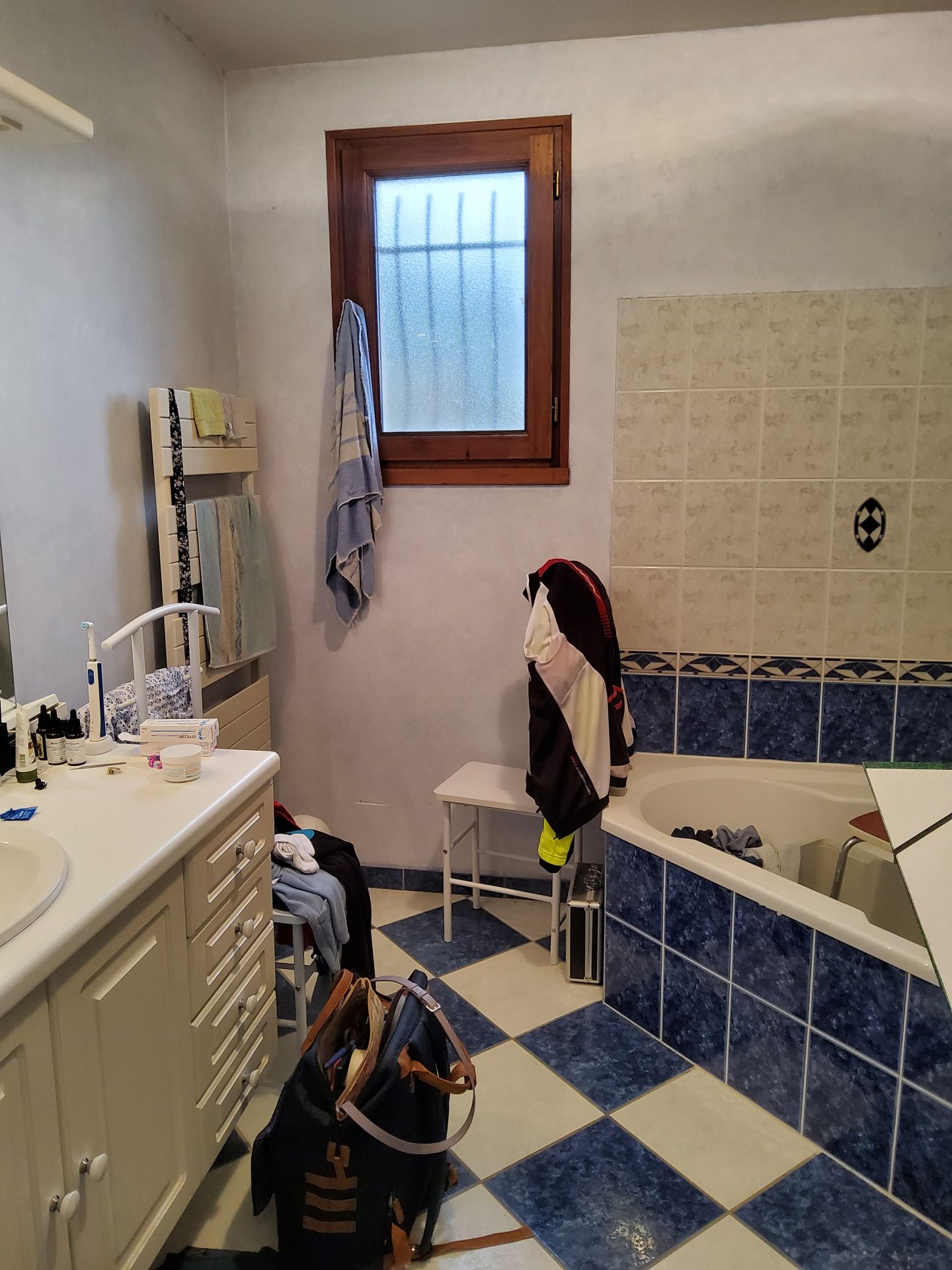 avant la salle de bain comporte une baignoire avec carrelage bleu et blanc