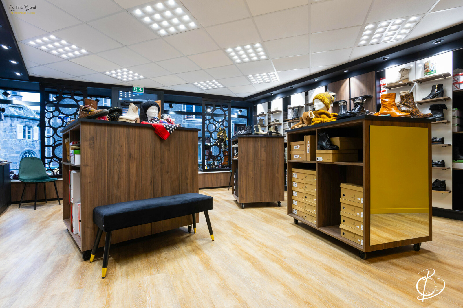 après, le magasin présente les chaussures à l'unité sans les chaussures apparentes